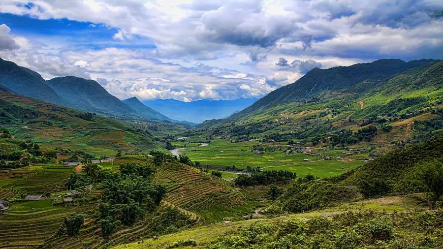Ethnic minority village of Hang Da surrounded by terraced hillsides, Sapa trekking route