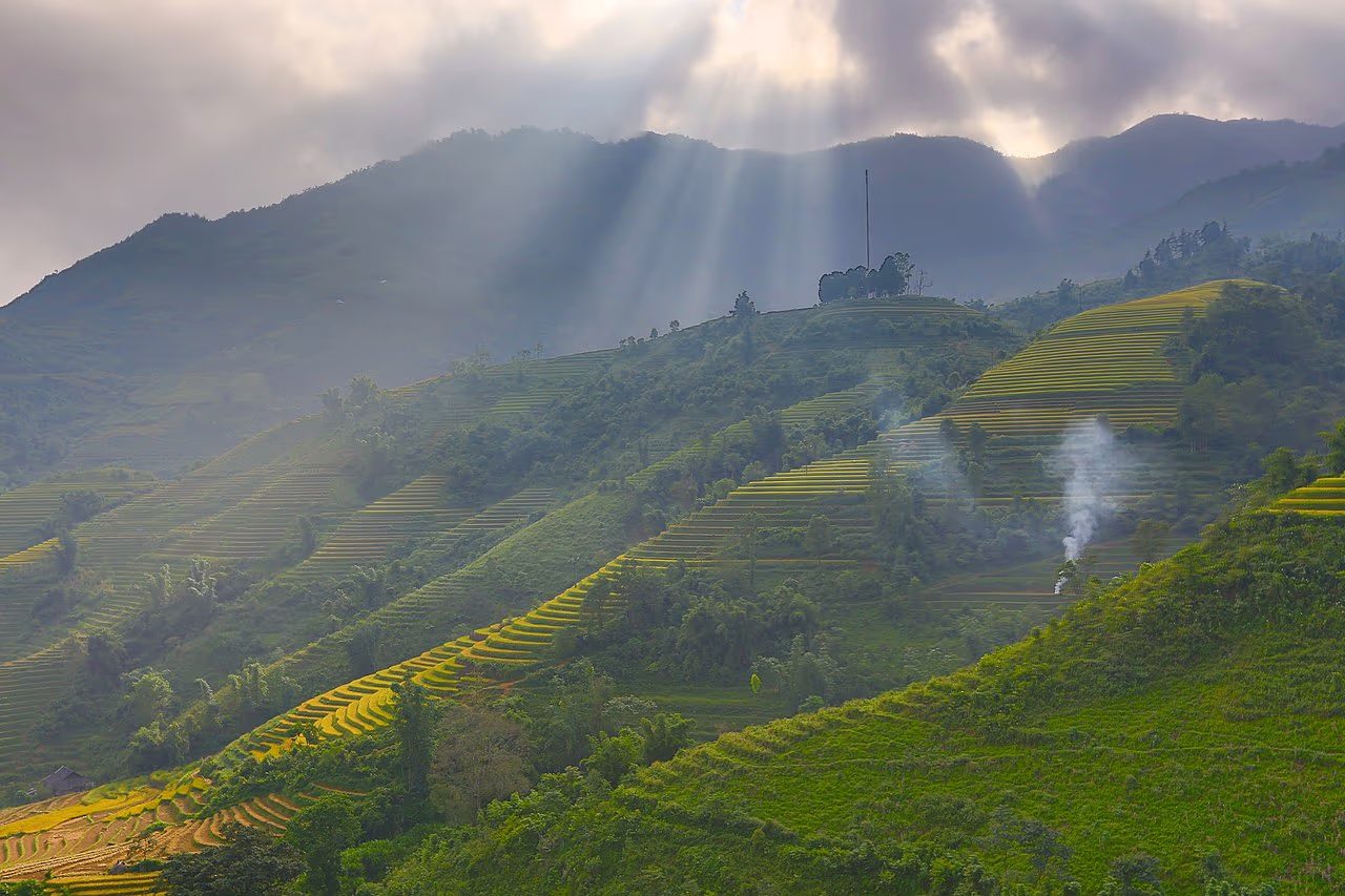 Sun rays over the Sapa rice terraces and Muong Hoa Valley trekking area