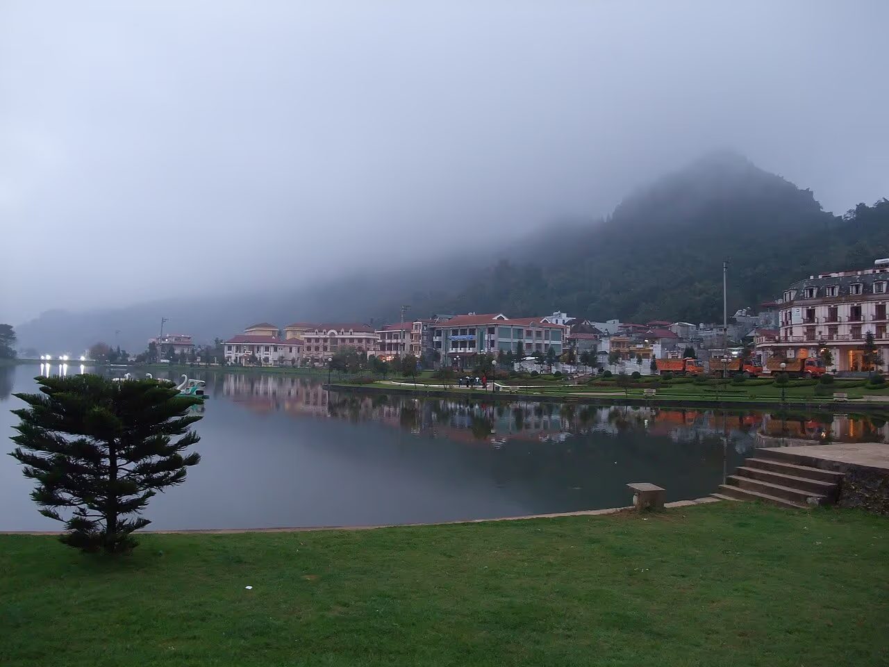 Sapa town by the lake at dusk — where to stay for a trekking trip