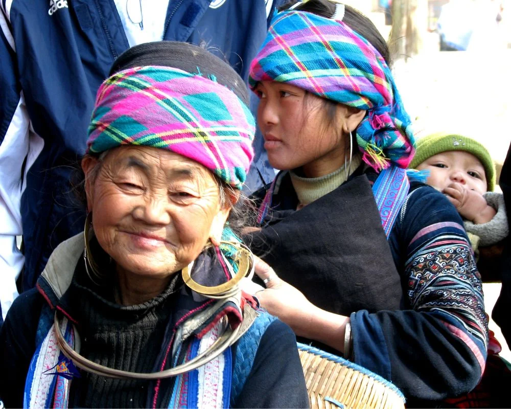 hmong women in tradition cloth