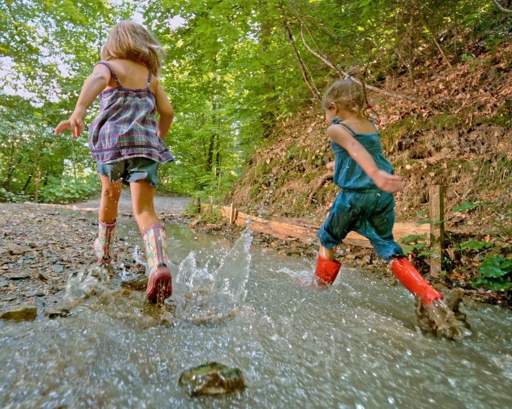 2 girls are running