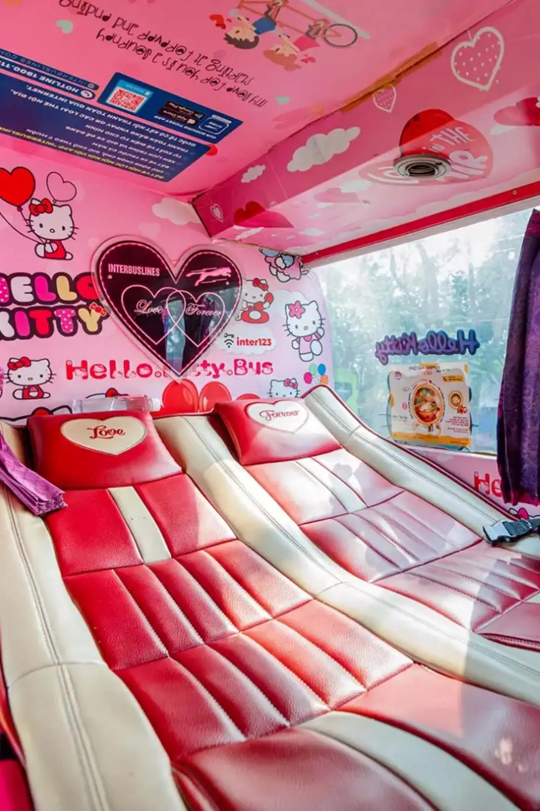 Couple cabin love from Sapa back Hanoi